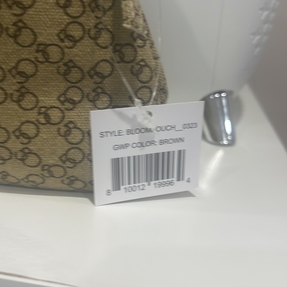 Bloomingdales Gold lips makeup bag New with tags⭐️⭐️⭐️⭐️⭐️ absolutely stunning - Picture 3 of 4